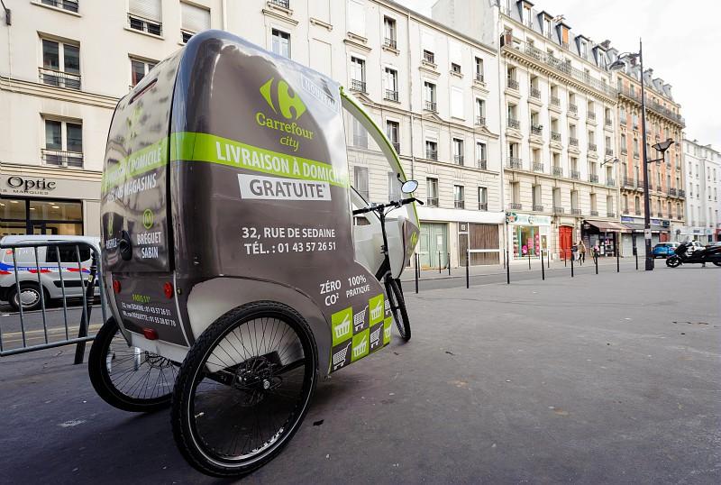 Cyclopolitain pour le transport et la livraison de marchandises, magasin Carrefour Market