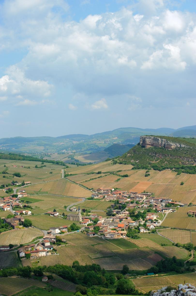 Village de Vergisson vu depuis le sommet de la roche de Solutré, Arnaud BOUISSOU; 2010. 
