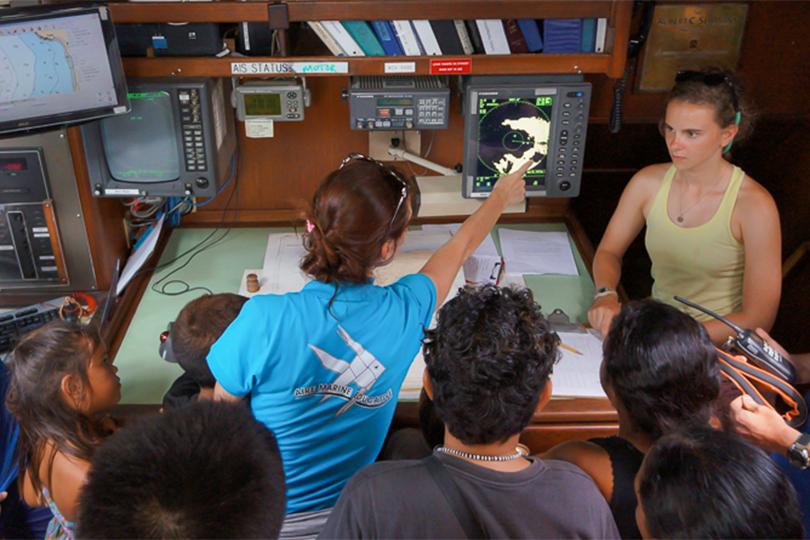 Formation maritime des élèves de l'aire marine éducative de Vaitahu à bord du navire océanographique Robert C. Seamans 